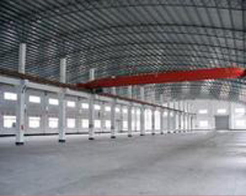 Cornici per portali in acciaio per magazzini prefabbricati. Struttura in acciaio resistente con un design efficiente.