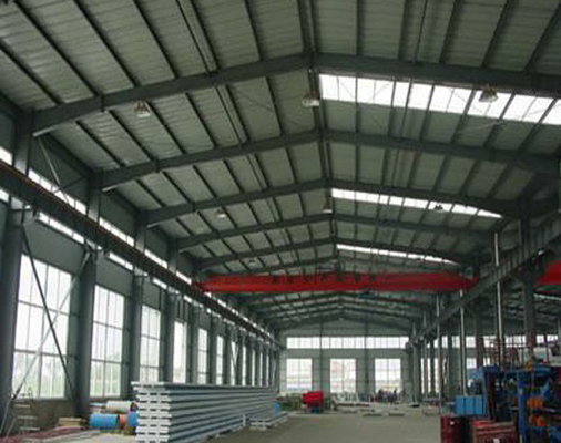 Cornici per portali in acciaio per magazzini prefabbricati. Struttura in acciaio resistente con un design efficiente.