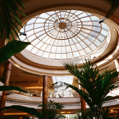 Cupola di tetto circolare con telaio di metallo leggero. Ideale per alberghi e edifici commerciali.