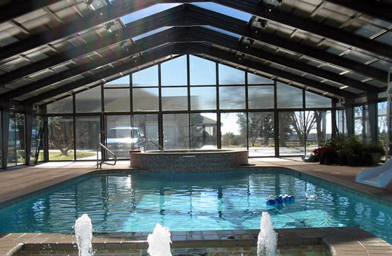 Le chiaraboia per piscine coperte migliorano la luce naturale e l'estetica.