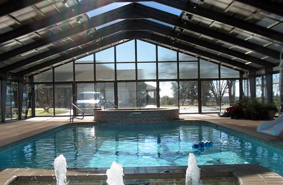 I lucernari del tetto delle piscine interne migliorano la luce naturale e l'estetica