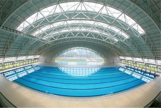I lucernari del tetto delle piscine interne migliorano la luce naturale e l'estetica