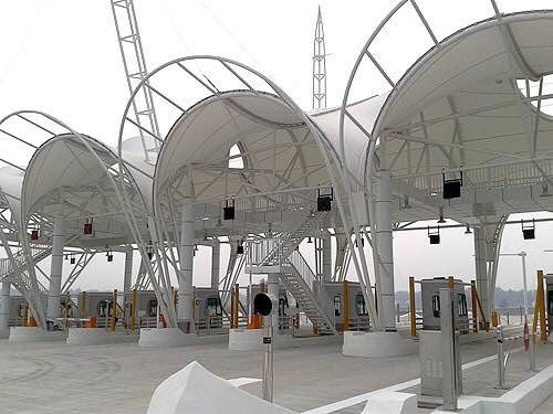 Struttura a membrana di tensione per grandi stazioni di pedaggio stradale