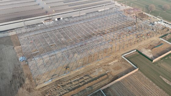 Struttura del tetto del magazzino che utilizza elementi in acciaio prefabbricati per ottenere un assemblaggio e una costruzione più veloci nelle strutture logistiche